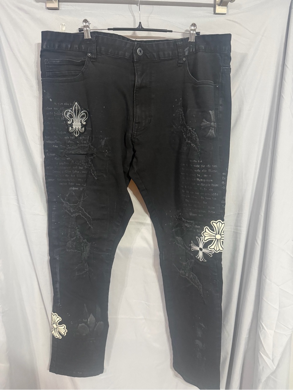 Slim Men’s Jeans with Embroidered Fleur-de-Lis - Black